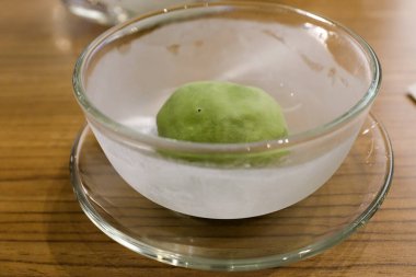 Bir kepçe kibrit dondurmasının yakın çekimi. Yemekten sonra tatlı. Yeşil çay iyiliği. Yemek ve tatlı konsepti.