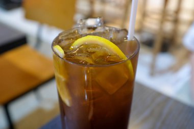 Soğuk limon çayına yakın çekim. Yiyecek ve içecek konsepti. Soğuk içecek. Siyah çay ve limonlu buz..