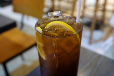 Soğuk limon çayına yakın çekim. Yiyecek ve içecek konsepti. Soğuk içecek. Siyah çay ve limonlu buz..