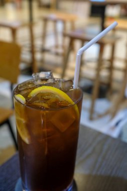 Soğuk limon çayına yakın çekim. Yiyecek ve içecek konsepti. Soğuk içecek. Siyah çay ve limonlu buz..