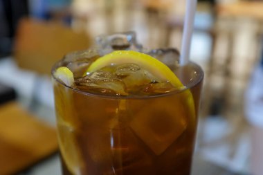 Soğuk limon çayına yakın çekim. Yiyecek ve içecek konsepti. Soğuk içecek. Siyah çay ve limonlu buz..