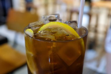 Soğuk limon çayına yakın çekim. Yiyecek ve içecek konsepti. Soğuk içecek. Siyah çay ve limonlu buz..