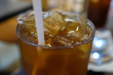 Soğuk limon çayına yakın çekim. Yiyecek ve içecek konsepti. Soğuk içecek. Siyah çay ve limonlu buz..