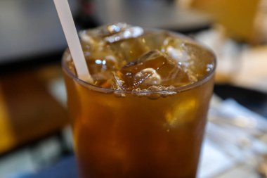 Soğuk limon çayına yakın çekim. Yiyecek ve içecek konsepti. Soğuk içecek. Siyah çay ve limonlu buz..