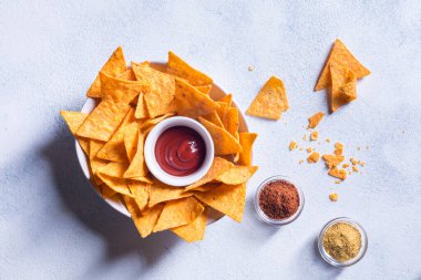 Beyaz arka planda soslu ve baharatlı geleneksel Meksika atıştırmalıkları. en üstteki görünüm