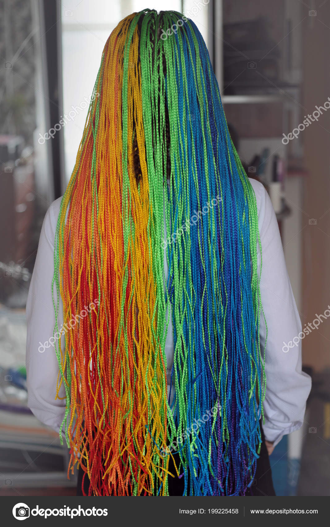 Trecce colorate sottili in stile africano, zizi trecce, trecce con kanekalon, acconciature per le ragazze, giovani, capelli colorati, colori dell\u0027arcobaleno