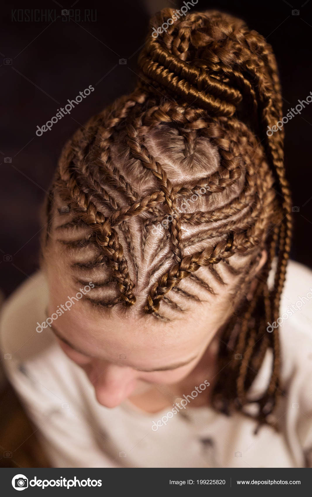 Fille Avec Coiffure Exotique Sur Fond Blanc Fleurs Lis Robe