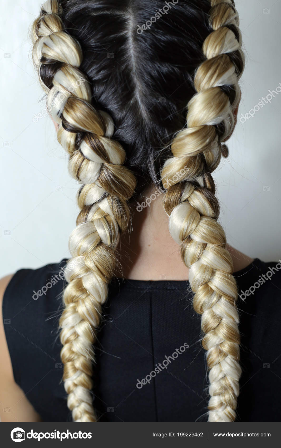 Deux Tresses Cheveux Colorés Tresses Boxe Travail Gros Plan D'une — Photo  de stock par ©gorgeoussab1 - 199229452, image size:1067x1700