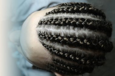 ince pigtails, saç, helezon desenleri, bir master, Kuaför, iş süreci çalışma sonucu bir doku