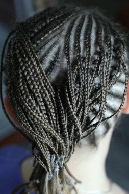 Afrika örgü, Saç dokusu, ince bezleri, kanekalo, kanekalon, yapay saç, saç stili Afrika gençlik tarzı ile birçok örgüler