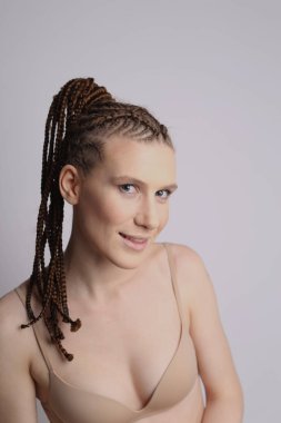 kız beyaz arka planda, egzotik saç modeli ile çiçekler lily, beyaz elbise, Yunan Biberi, Afrika saç modeli, kızla vazo, sürahi ile kız