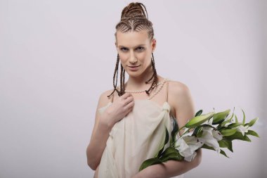 Beyaz arka plan, çiçek lily, beyaz elbise, Yunan Biberi, Afrika saç modeli üzerinde egzotik saç modeli ile kız