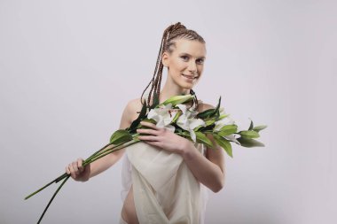 Beyaz arka plan, çiçek lily, beyaz elbise, Yunan Biberi, Afrika saç modeli üzerinde egzotik saç modeli ile kız