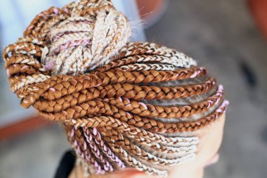 saç pigtails, bukleler doku. saç, Kuaför, beyaz bir arka plan üzerinde bir doku close-up çalışma sonucu