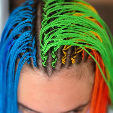 saç pigtails, bukleler doku. saç, Kuaför, beyaz bir arka plan üzerinde bir doku close-up çalışma sonucu