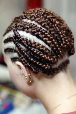 Yapay saç, ana, kırmızı saç yakın çekim çalışmalarını sürecinin Afrika saç kıvırcık saçlı, beyaz arka plan üzerinde bukleler, saç örgü, saç uzatma tutturmak