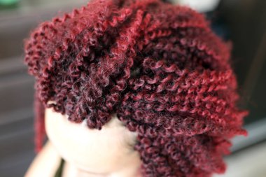 Afrika kıvırcık saç modeli yapay saç, eserin ana, kırmızı saç yakın çekim işlemi ile bukleler