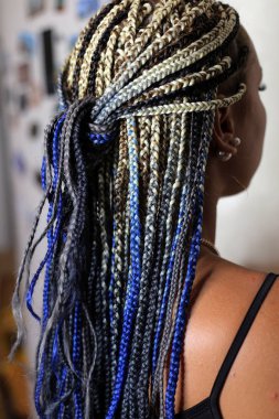 Bir Afrika tarzı kız, pigtails başında birçok ince plaits 