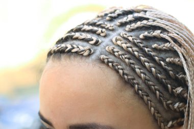 Saç örgülü pigtails, kızın kafası, sarı saç yakın çekim, 