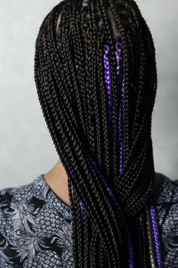 Bir sürü güzel bir saç modeli stilize ince Afrika örgüler