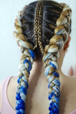 vpoyeniem mavi kanekalona ile iki örgüler, yaratıcı saç modeli,