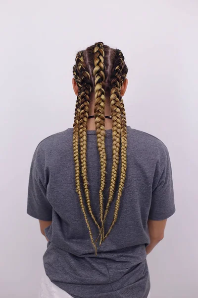 Arka Plan Kız Örgü Ile Üzerine Beyaz Ayakta Sodo Hairdress — Stok fotoğraf