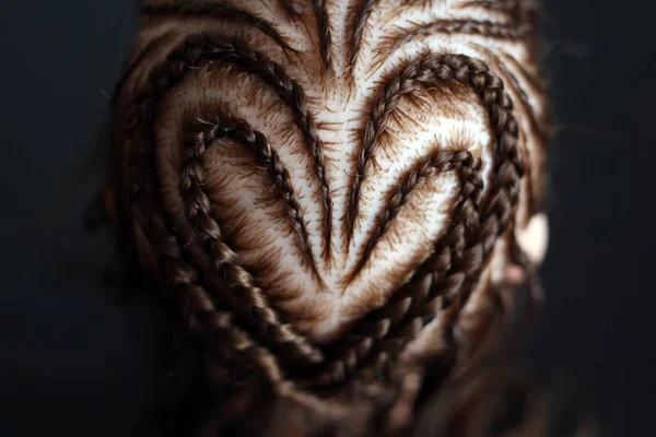 アフリカのお下げ テキスト ハーネス 青年美容師美容院 マスターの仕事 三つ編みを編むのクローズ アップのための背景の背景 — ストック写真