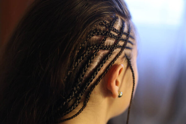 фон африканских косичек, фон для текста, крупный план косичек, молодежные парикмахеры, работа мастера, косички
