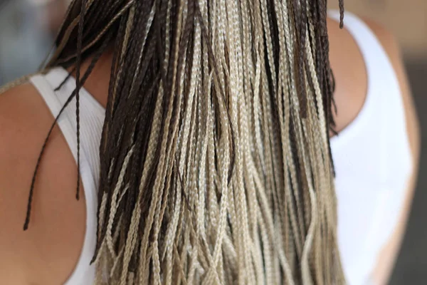 Textura Tranças Cabelo Cachos Penteado Resultado Trabalho Cabeleireiro Close Uma — Fotografia de Stock
