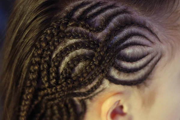 おさげ髪寺テクスチャ髪のお下げの女の子クローズ アップの頭の上に編組から図面 — ストック写真