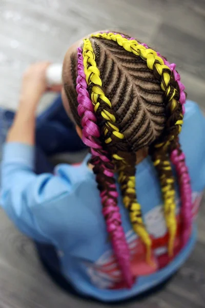 African braids, hair texture, thin plaits, kanekalo, many braids with kanekalon, artificial hair, hair style in African youth style