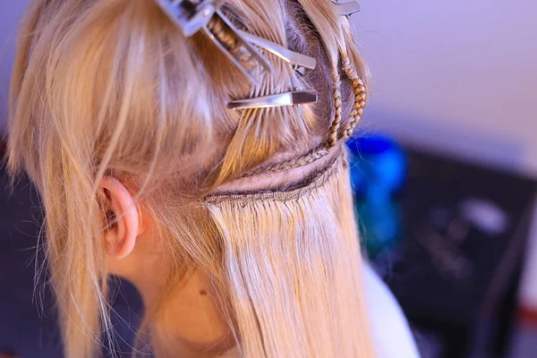 ハリウッドの技術 Hairdresse の女の子のための髪の拡張子 — ストック写真