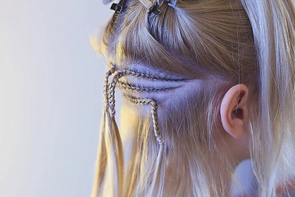 Saç Uzatma Için Hollywood Teknoloji Bir Kız Için Kuaför — Stok fotoğraf