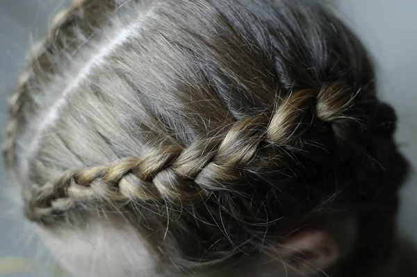 Textura Tranças Cabelo Cachos Penteado Resultado Trabalho Cabeleireiro Close Uma — Fotografia de Stock