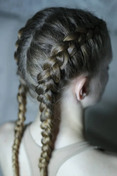 Tekstura Włosów Pleciony Warkocze Głowę Dziewczyny Pracy Fryzjera Tkania Kanekalonorm — Zdjęcie stockowe