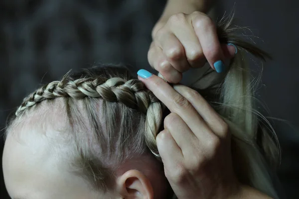 カネカロンでブレードを編みプロセスのブロンドの髪を持つ少女 — ストック写真