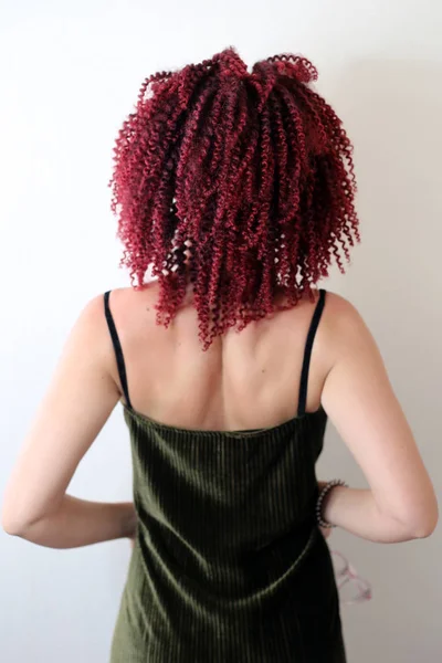非洲头发卷发发型与人造头发 过程工作向导 红头发特写 白色背景 头发延伸 — 图库照片