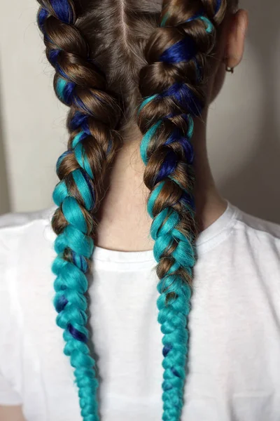 Menina Com Duas Tranças Azul Turquesa Penteado Juventude Moda — Fotografia de Stock