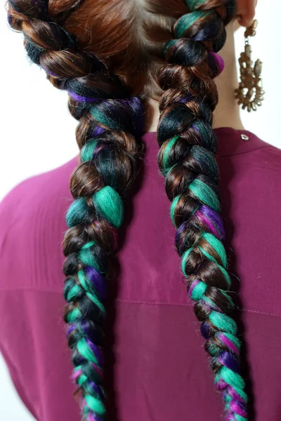 Dwa Warkocze Włosów Farbowanych Boks Plecionki Szczegół Pracy Kreatora Włosów — Zdjęcie stockowe