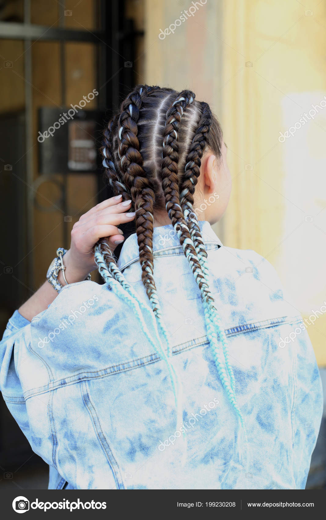 https://st4.depositphotos.com/7713862/19923/i/1600/depositphotos_199230208-stock-photo-boxer-braids-five-thick-braids.jpg