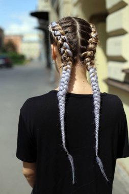 Şehir, bir saç modeli th üzerinden fon karşı iki örgüler