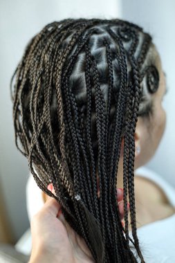 kalıpları üzerinde ince bezleri olarak bir kız, bir hairdress, Başkanı bir 