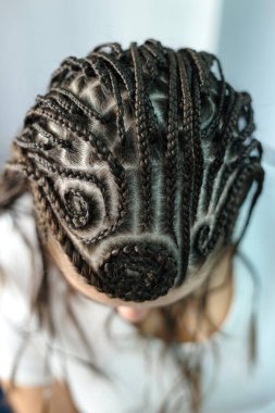 kalıpları üzerinde ince bir örgü olarak bir kız, bir hairdress, Başkanı bir