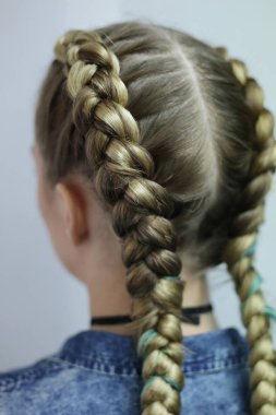 kanekalon ışık saç, bir gençlik saç modeli ile iki kalın örgüler