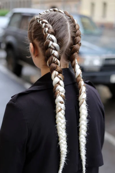 Due Spighette Capelli Colorati Trecce Pugilato Lavoro Primo Piano Una — Foto Stock