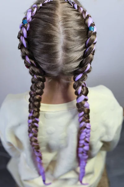 Boncuklar Bir Ile Pembe Tonlarında Bir Kızın Kafasına Iki Kuyruklu — Stok fotoğraf