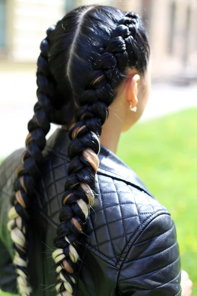 两条辫子 一个时髦的女孩的发型 由主理发师编织 工作的结果与自然背景的特写 — 图库照片
