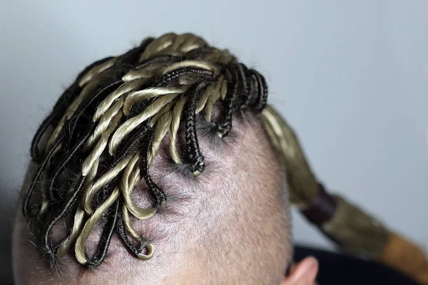 バイキング イロコイ ドレッドヘアのように男性の髪型 髪を編み 残忍な髪型 — ストック写真