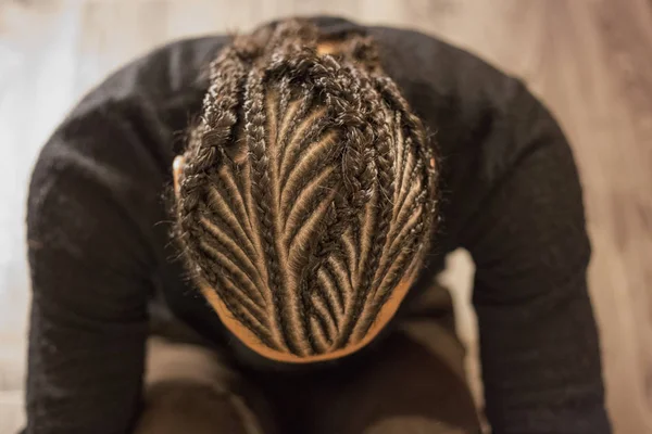 Trenzas pequeñas en su cabeza Hombre con la cara cubierta, pelo oscuro, Schot —  Fotos de Stock