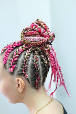 kalın örgüler toplanan bir kuyruk veya bir yumru, bir kane pembe rengini